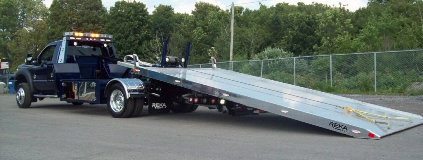 Camion de remorquage avec plateau incliné