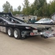 Camion de remorquage en stationnement.