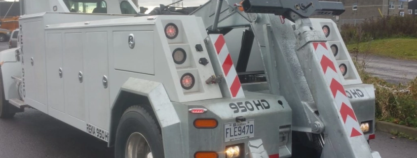 Camion de remorquage blanc stationné