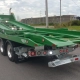Camion porte-voiture vert sur route